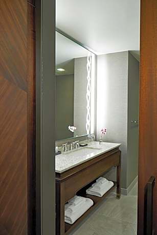 King Room with Roll-in Shower - Mobility Accessible