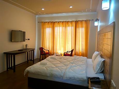 Deluxe Double or Twin Room with Mountain View