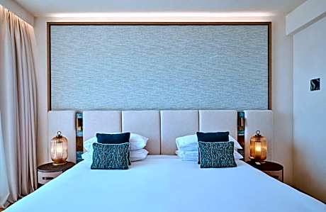 Suite With Private Pool and Sea View (3 Adults)
