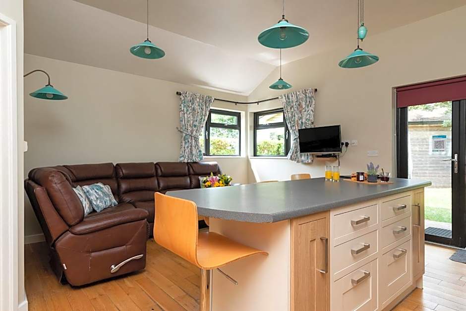 Tor Farm Lodges - Private Hot Tubs, Shared Seasonal Outdoor Pool, Dog Friendly