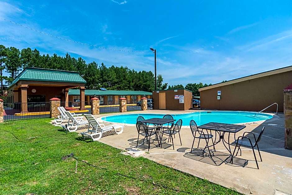 Travelodge by Wyndham Macon West