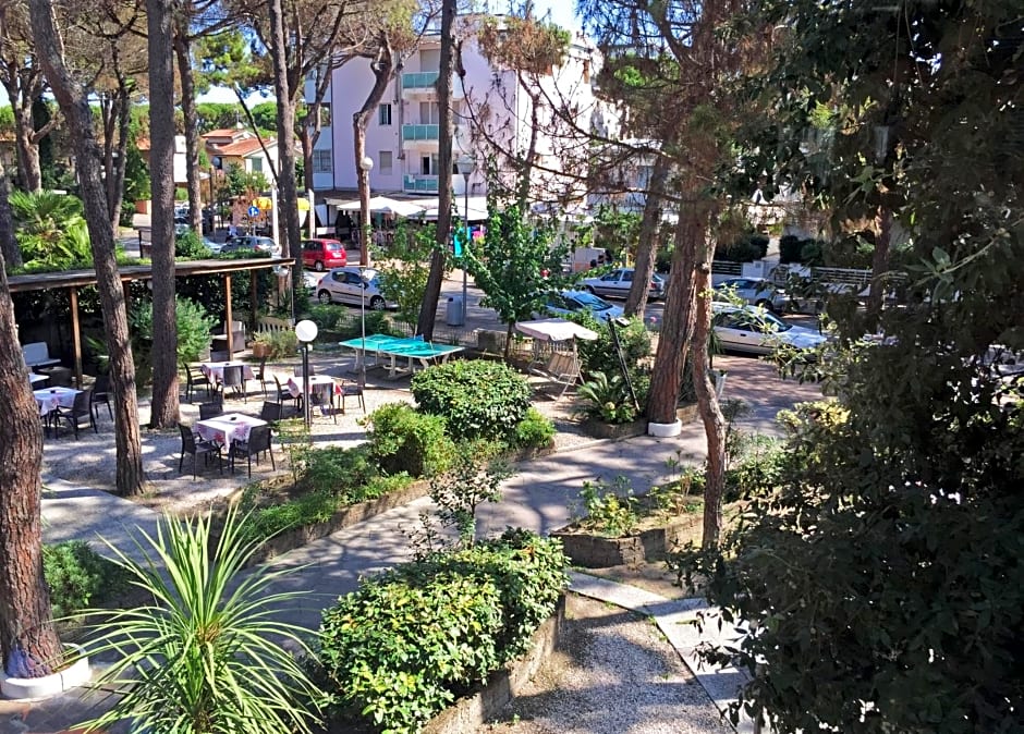 B&B Promenade Hotel Simple con Piscina