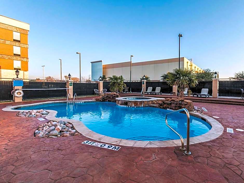 La Quinta Inn & Suites by Wyndham Dallas Grand Prairie South