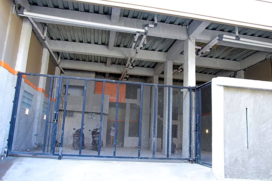 RedDoorz near Mangga Dua Square