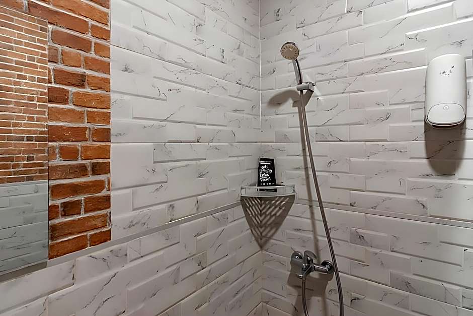 RedDoorz Plus @ Doorman Guest House