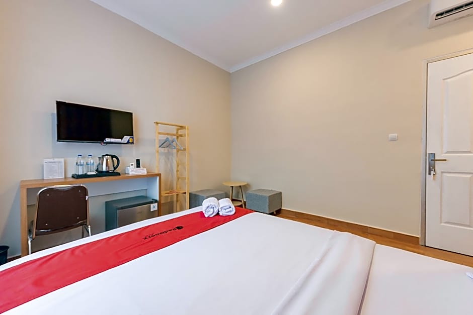 RedDoorz Plus @ Bagusrangin Street 2