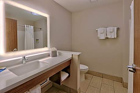 2 Queen Beds Suite Comm Accessible