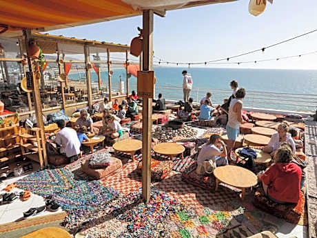 Locals Taghazout surfcamp