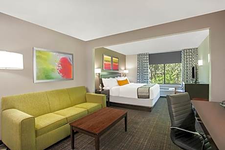 Deluxe King Room - Non-Smoking