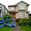 Helen's House / Close to Skytrain and Airport