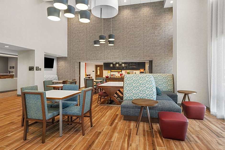 Hampton Inn & Suites Bakersfield Central