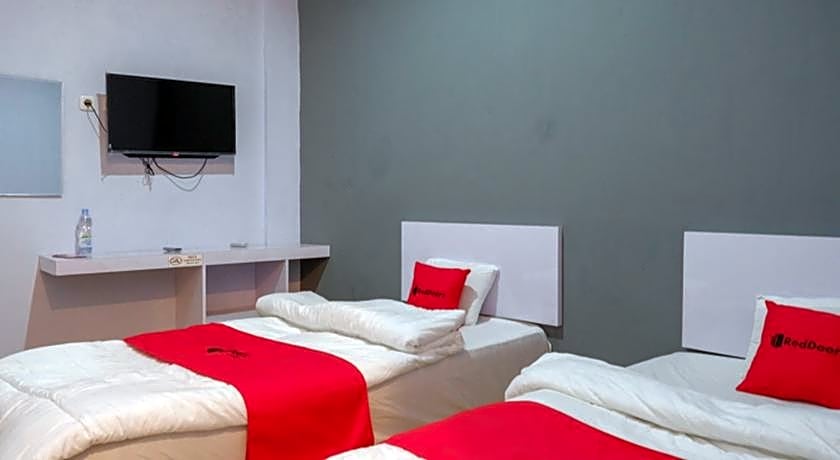 RedDoorz near Pasar Batang