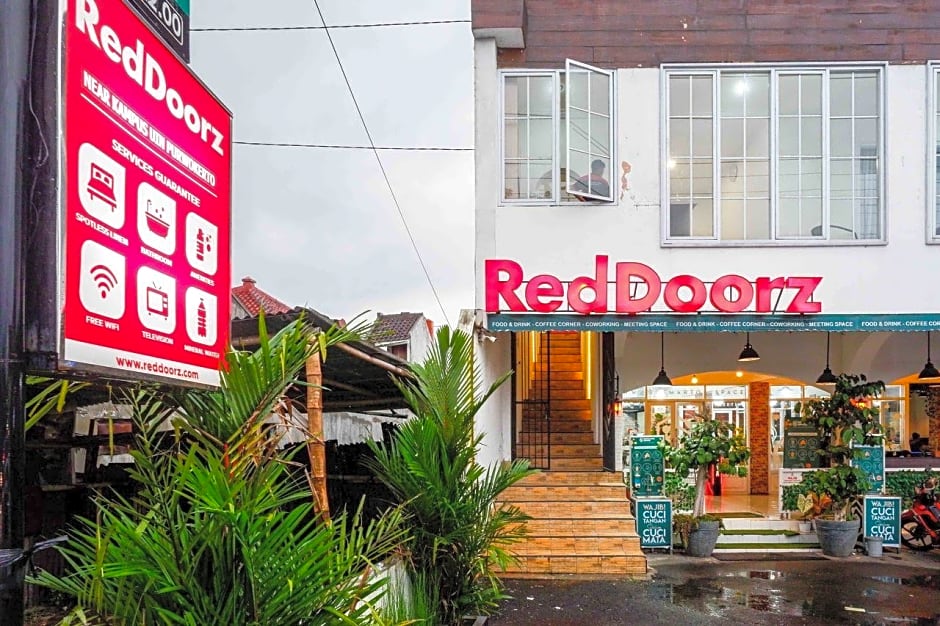 RedDoorz near Rita Super Mall Purwokerto