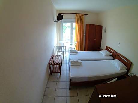 Budget Twin Room with Partial Sea View