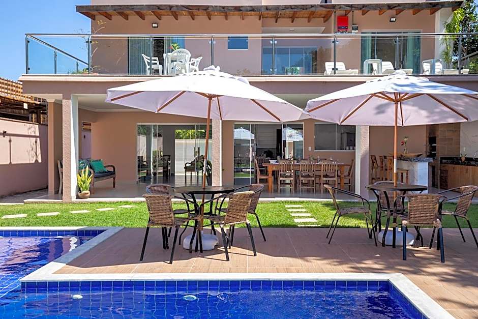 Muito espaço para criançada brincar! Casa com Piscina e Churrasqueira Privativa! Até 14Pax