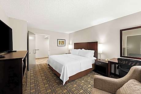 King Room with Roll-in Shower - Disability Access/Non-Smoking