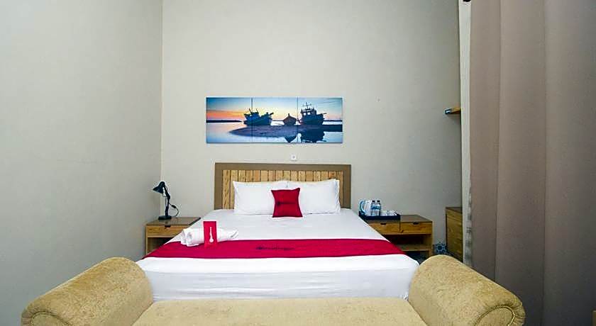 RedDoorz Plus Syariah near Alun Alun Sampang