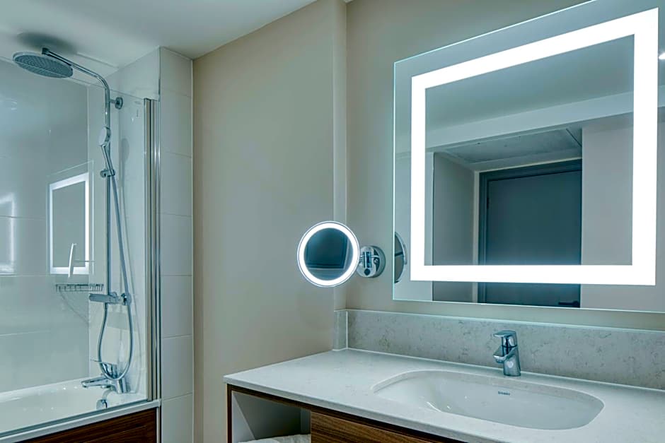 DoubleTree by Hilton Dartford Bridge