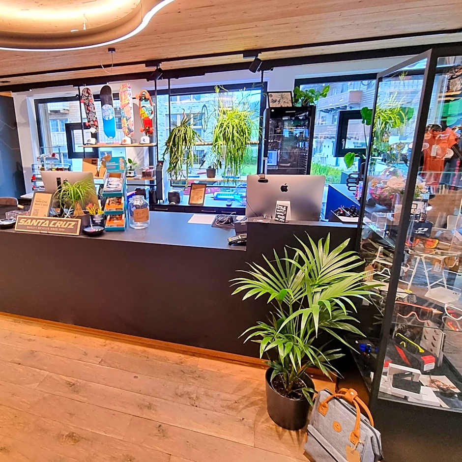SKILL Mountain Lodge - Ski und Bike Hostel im Sommer mit JOKER CARD
