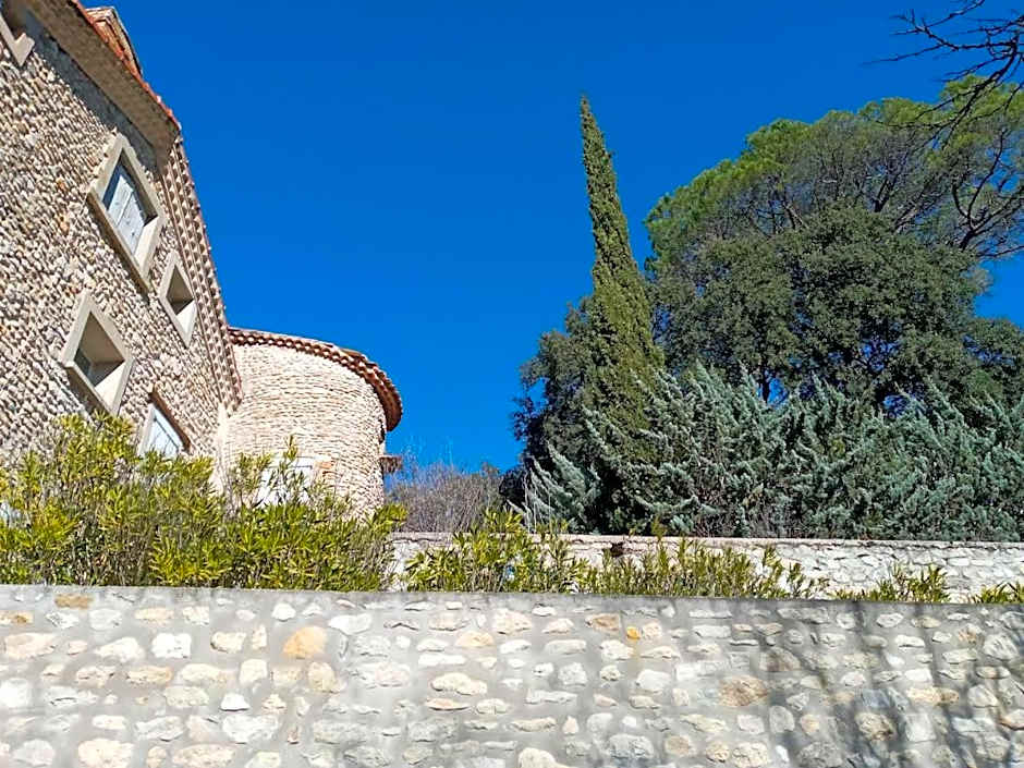 Domaine La Tour - SPA - Jacuzzi - Sauna - Massage - 4 SAISONS - Piscine Chauffée Toute l'année - Heated POOL - 800m City Centre Nyons