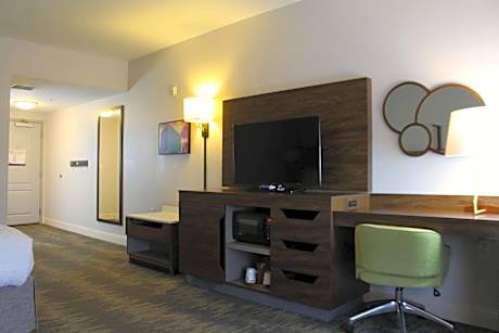 King Room with Accessible Tub - Mobility and Hearing Access/Non-Smoking