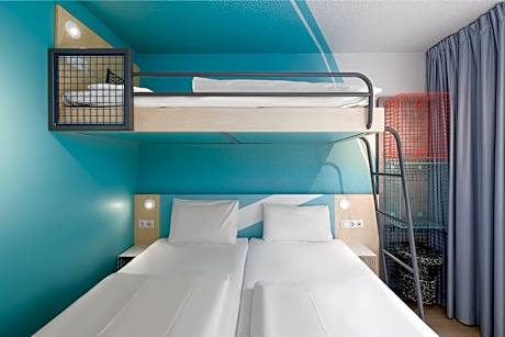 Small triple room with private bathroom and toilet (3 adults)