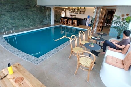 Beds & Friends Hostel Mactan with Pool and Bar