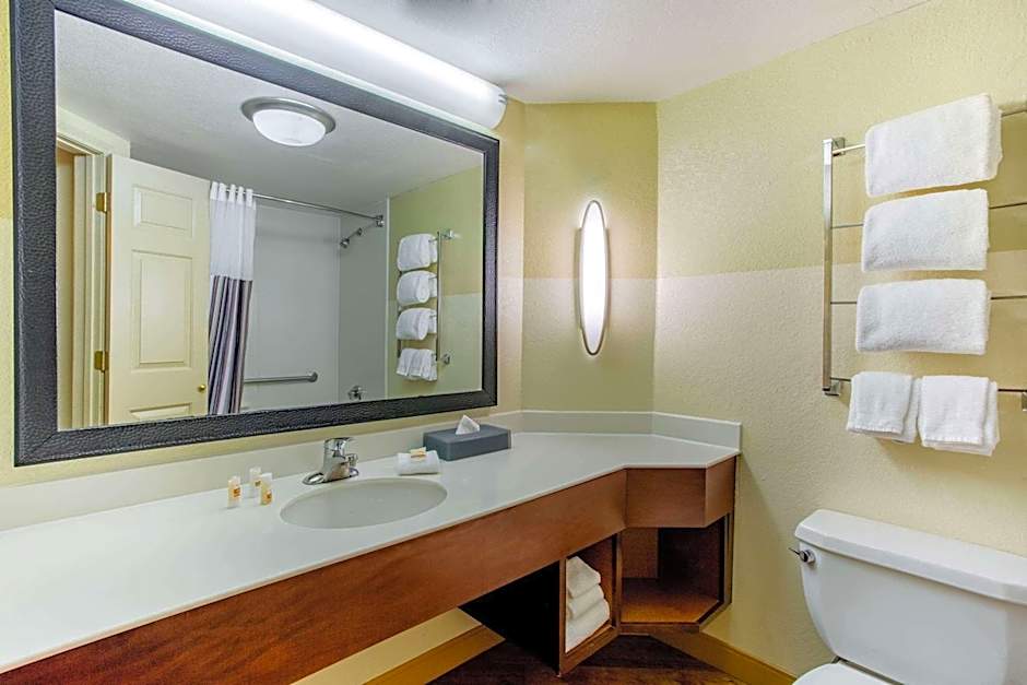 La Quinta Inn & Suites by Wyndham Raleigh Crabtree