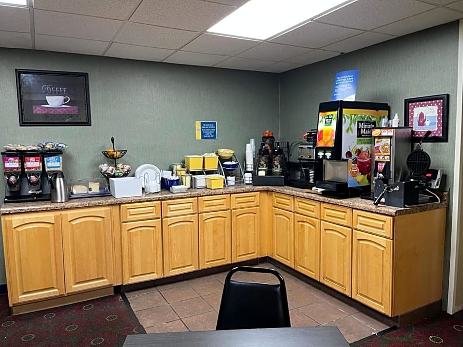 Days Inn by Wyndham Cedar Falls- University Plaza