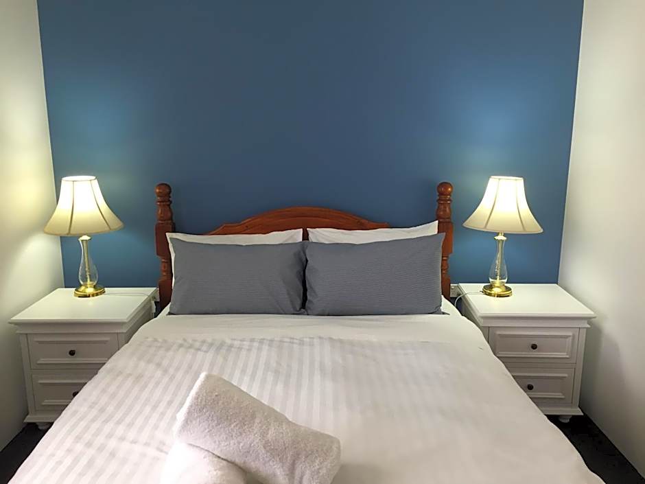 Regatta Point Tavern & Holiday Villas