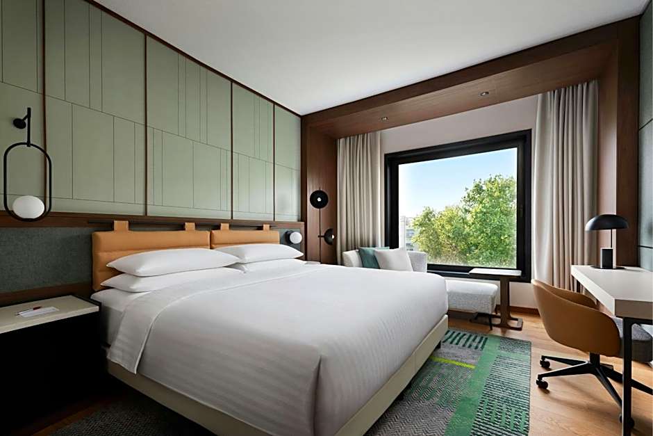Photo 1 of 9 of Executive 1 King Bed