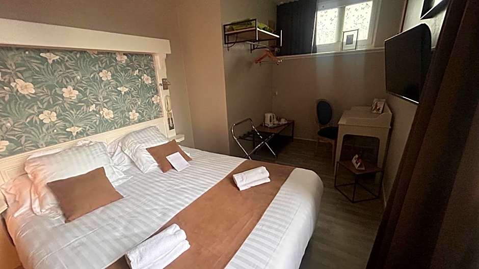 Logis Hôtel- Restaurant Le Relais Guillaume de Normandy-PARKING GRATUIT-Bornes électriques-VUE BAIE TERRASSE-Calme