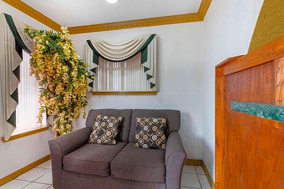 Econo Lodge Inn & Suites Near Lackland AFB