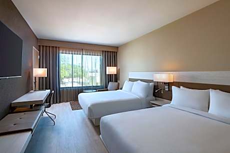 Queen Room with Two Queen Beds and Adapted Tub - Mobility Accessible