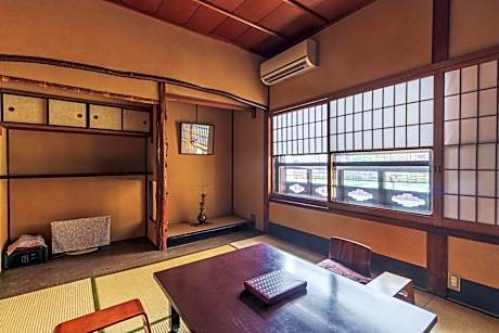 Standard Twin Room with Shared Bathroom