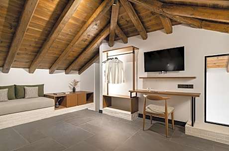 Split-Level Suite with Outdoor Hot Tub - Mountain & Sea View