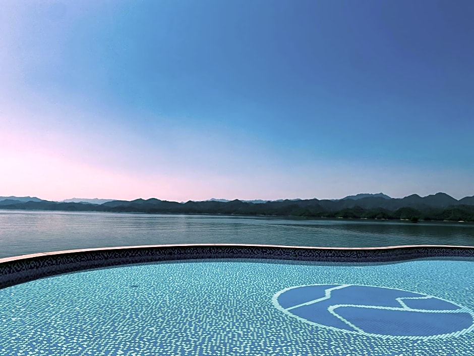 voco Thousand Island Lake By IHG