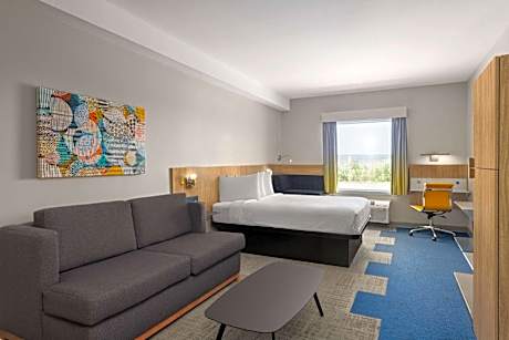 Studio Queen Suite with Bathtub - Non-Smoking