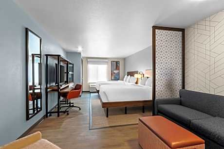 Efficiency Quadruple Room with Two Queen Beds and Dishwasher - Non Smoking