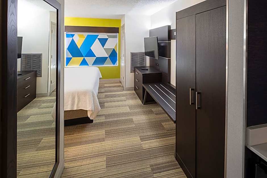 Holiday Inn Express & Suites Chicago West - St Charles By IHG