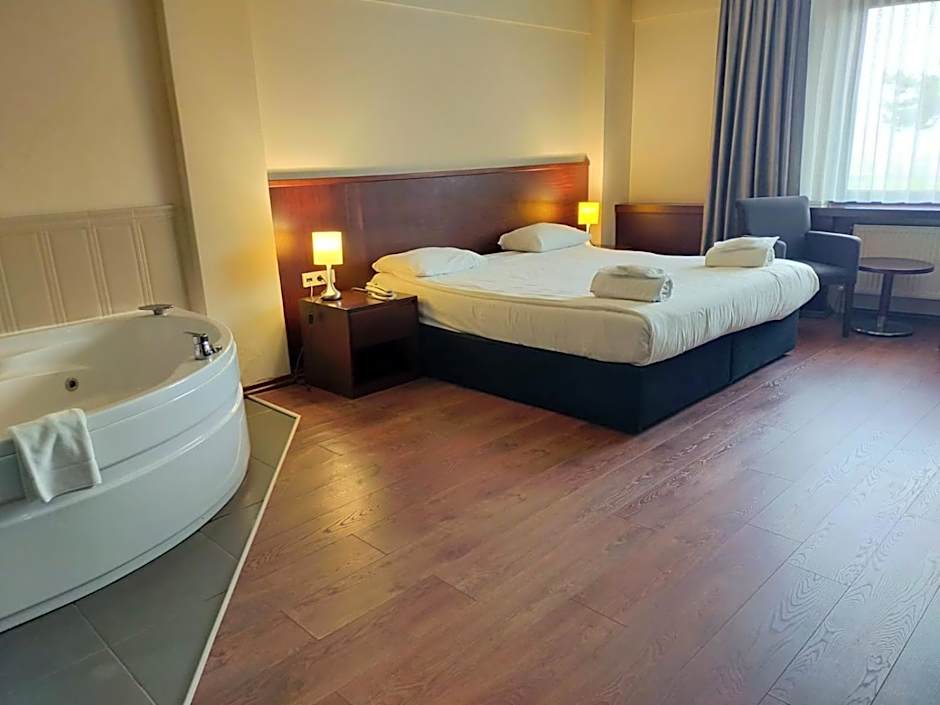 Photo 1 of 4 of Superior, Jetted Tub