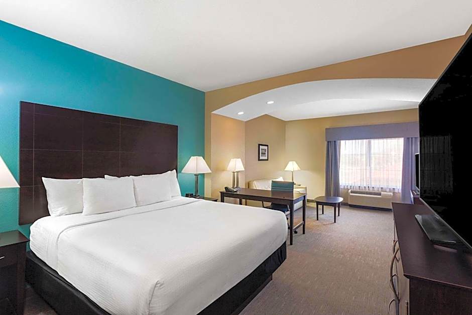 Photo 1 of 4 of Deluxe 1 King Bed, Hearing/Mobility Accessible