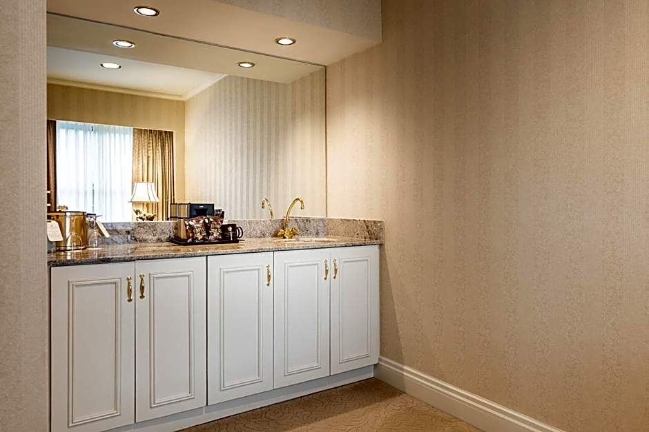 Mayflower Park Hotel