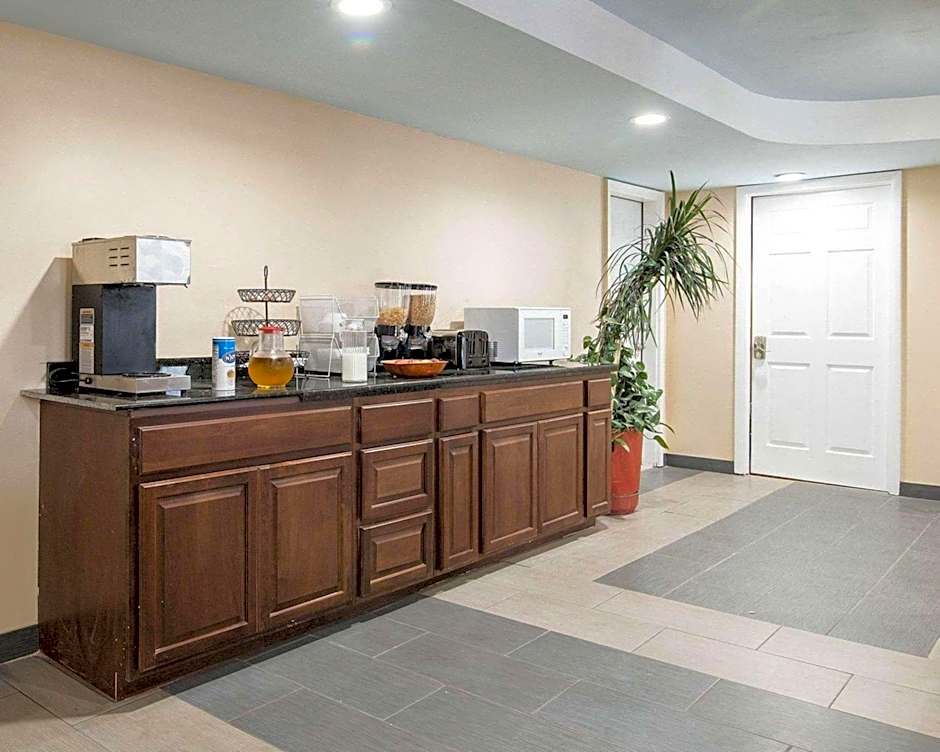 Rodeway Inn Syracuse Carrier Circle