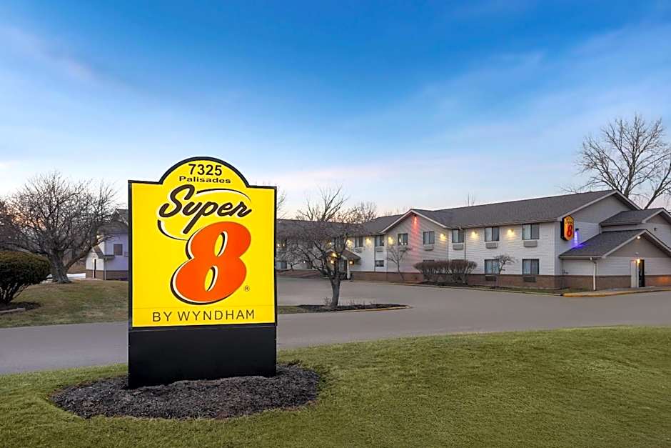Super 8 by Wyndham Mentor/Cleveland Area