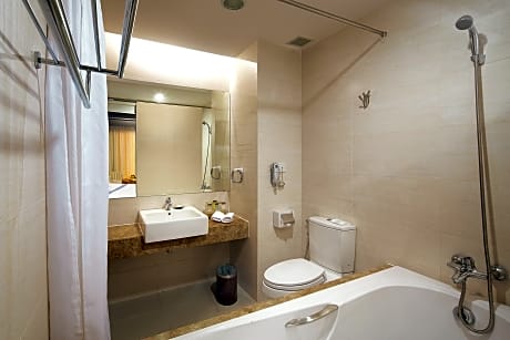 JUNIOR DELUXE OCEAN VIEW KING