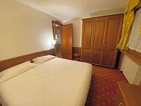 One-Bedroom Apartment with Balcony (5 Adults)