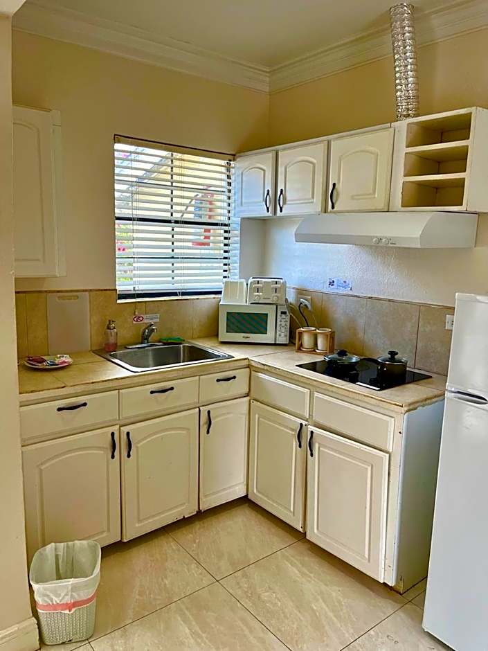 Colony Club Inn & Suites