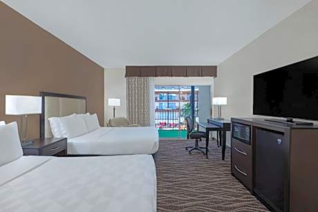 Standard Queen Room with Two Queen Beds and Courtyard View
