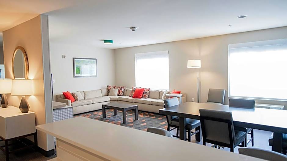 Holiday Inn & Suites Philadelphia W - Drexel Hill by IHG